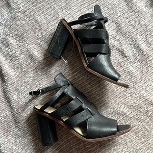 Leather strap sandals